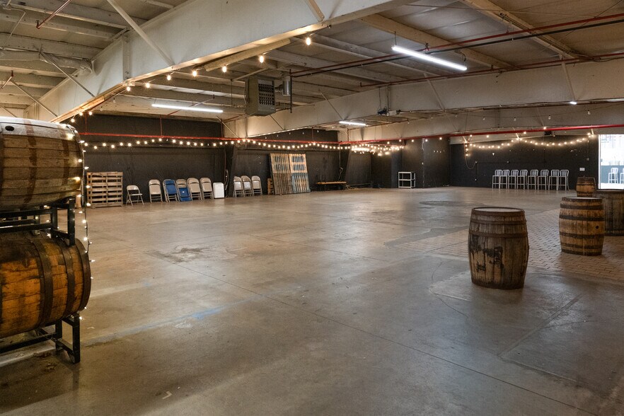More Photos Of 95 Woodrock Rd, Weymouth Warehouse For Lease