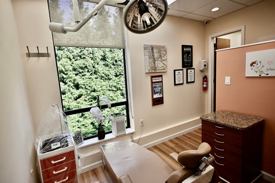 More Photos Of 4 Dearfield Dr, Greenwich Medical For Lease