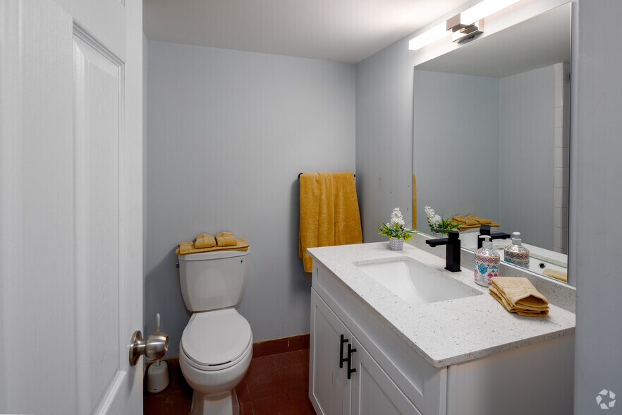 More Photos Of 186 King St, London Apartments For Lease