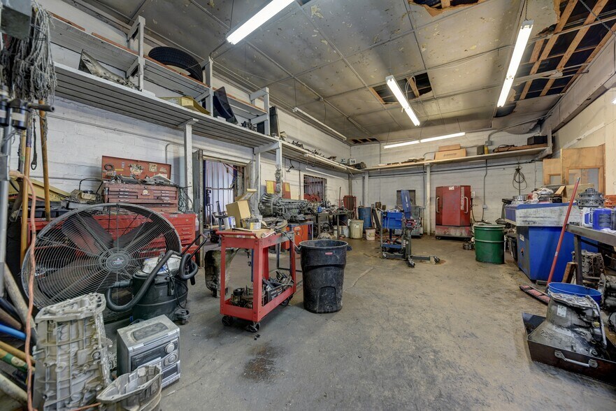 More Photos Of 307 E Alamo St, Brenham Auto Repair For Sale