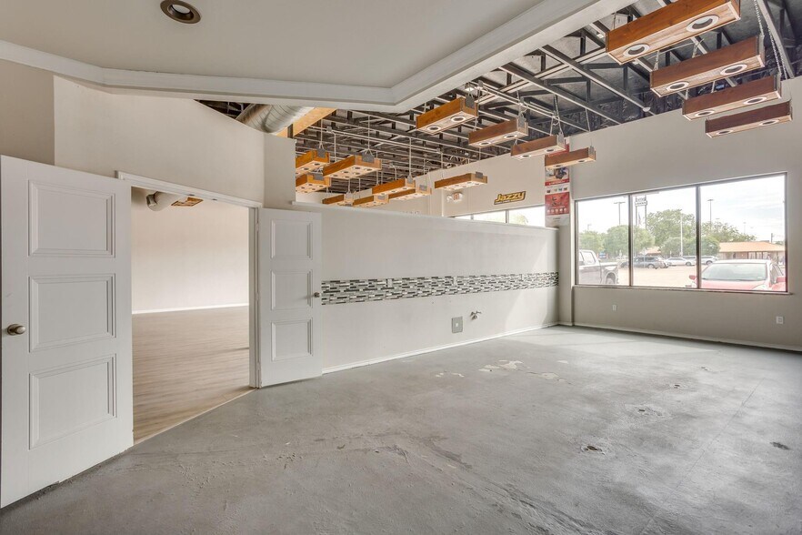More Photos Of 1333-1337 N Plaza Dr, Granbury Storefront Retail Office For Sale