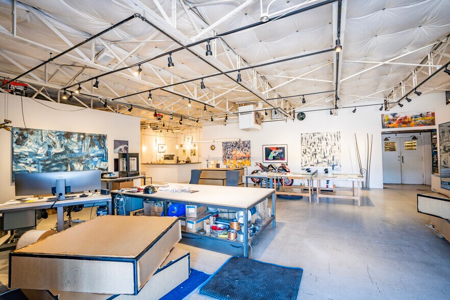 More Photos Of 2005 Wall St, Dallas Showroom For Lease