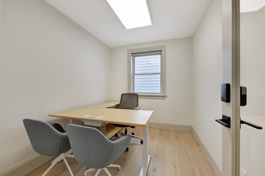 More Photos Of 55 Newtown Ln, East Hampton Storefront Retail Residential For Lease