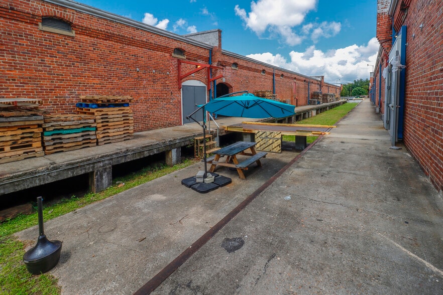 More Photos Of 827 Douglas Ave, Portsmouth Warehouse For Lease