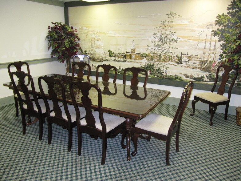 More Photos Of 4574-4598 Beech Rd, Temple Hills Showroom For Lease