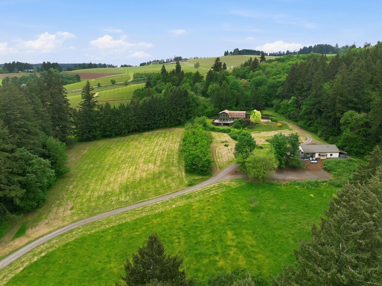 More Photos Of 19231 NE Fairview Dr, Dundee Flex For Sale
