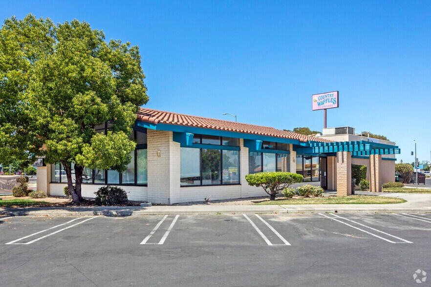 Primary Photo Of 1101 Country Club Dr, Madera Restaurant For Sale
