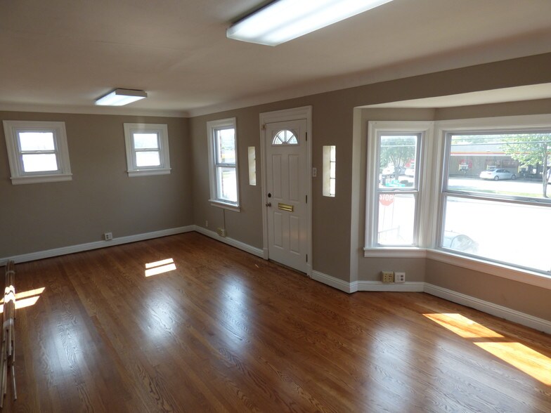 More Photos Of 8135 Manchester Rd, Saint Louis Office Residential For Sale