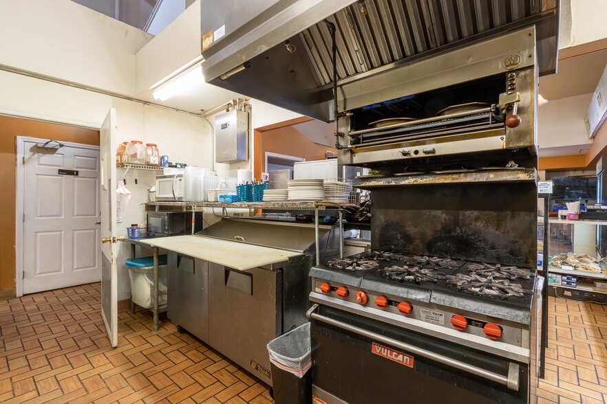 More Photos Of 2441 NW 43rd St, Gainesville Storefront For Sale