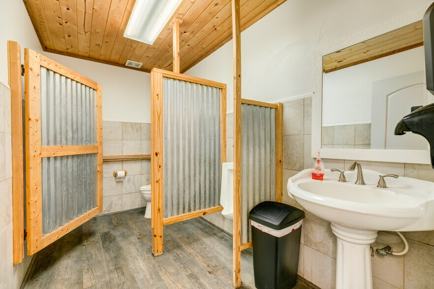 More Photos Of 714 N Main St, Sweeny Restaurant For Sale