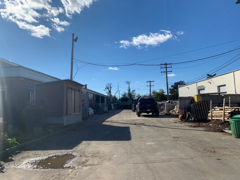 More Photos Of 100 Frank Rd, Hicksville Warehouse For Lease