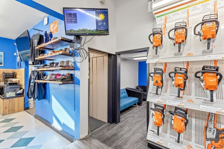 More Photos Of 1810 SW Highway 97, Madras Auto Dealership For Sale