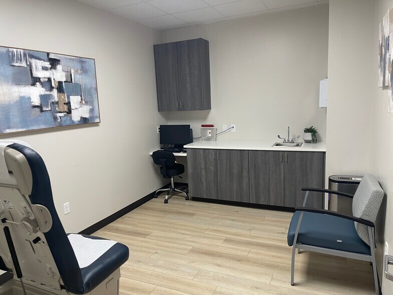 More Photos Of 1915 S Zapata Hwy, Laredo Storefront Retail Office For Lease