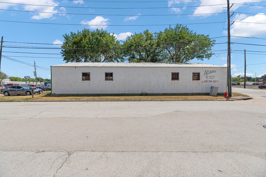 More Photos Of 800 Avenue D, Katy Warehouse For Sale