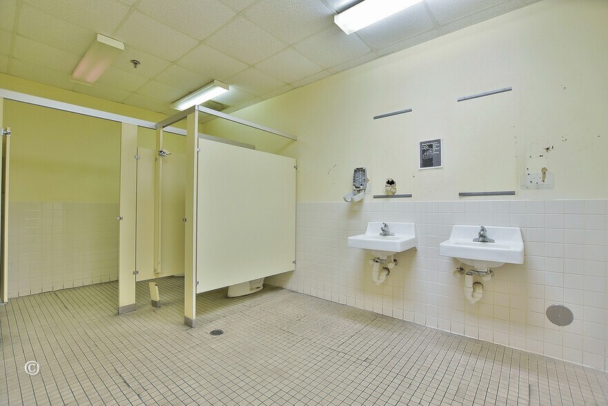 More Photos Of 928 Wright Dr, Columbus General Retail For Sale