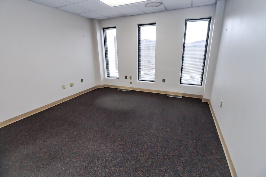 More Photos Of 520 Pleasant Valley Rd, Trafford Office For Sale