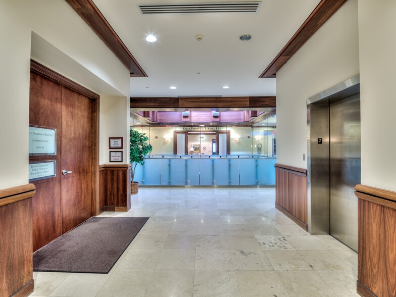 More Photos Of 2390 Tamiami Trl N, Naples Medical For Lease