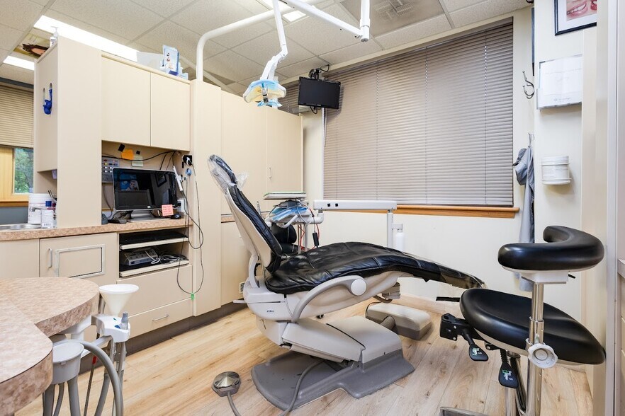 More Photos Of 4400 MacArthur Blvd NW, Washington Office For Sale