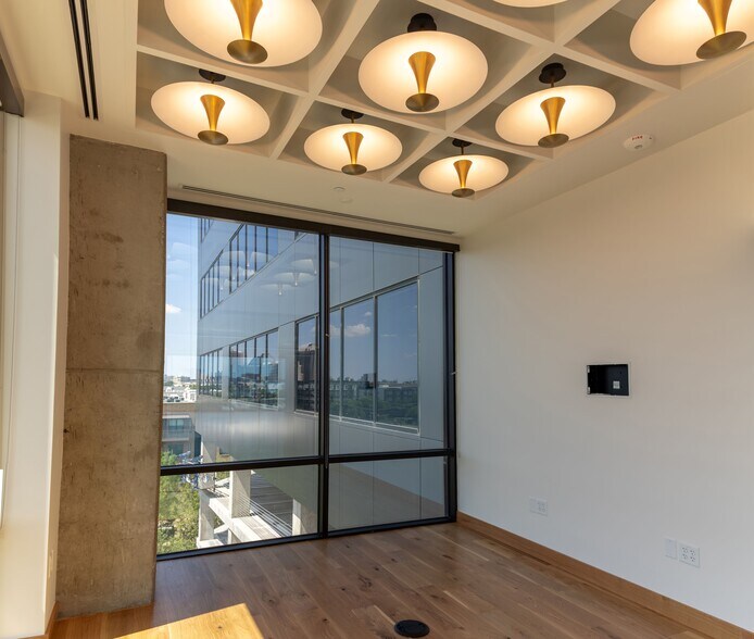 More Photos Of 1333 Oak Lawn Ave, Dallas Office For Lease