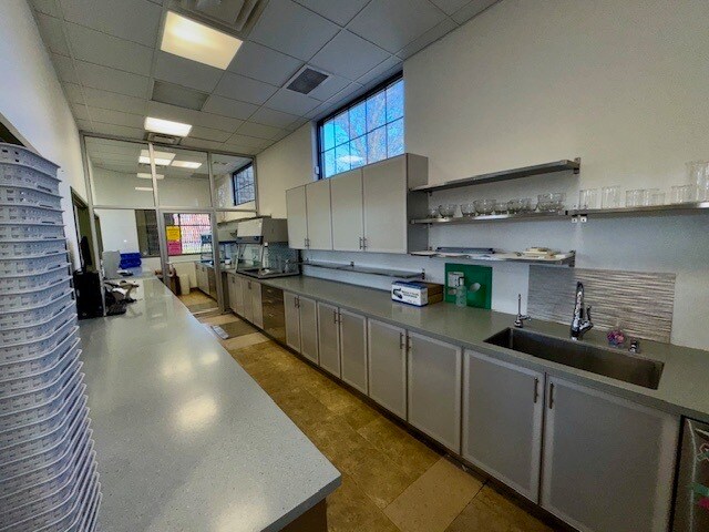 More Photos Of 640 N Fountain Ave, Springfield Freestanding For Sale