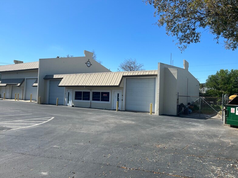 More Photos Of 5701 Houchin St, Naples Light Manufacturing For Lease