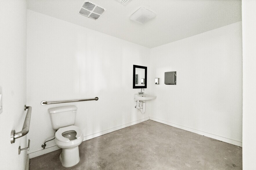 More Photos Of 322 Lucas St, San Antonio Auto Repair For Lease