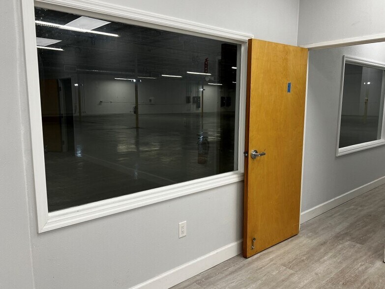 More Photos Of 6850 Cross Bayou Dr, Seminole Manufacturing For Lease