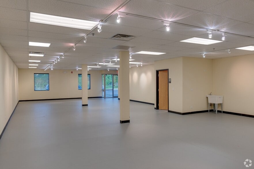 More Photos Of 1585 Beverly Ct, Aurora Warehouse For Sale