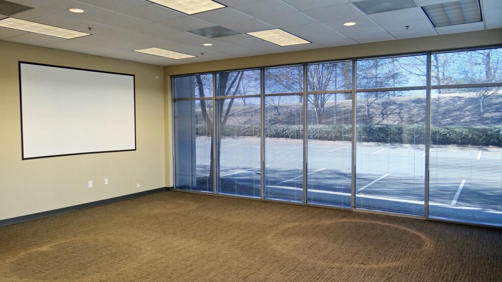 More Photos Of 8610 Air Park West Dr, Charlotte Warehouse For Lease
