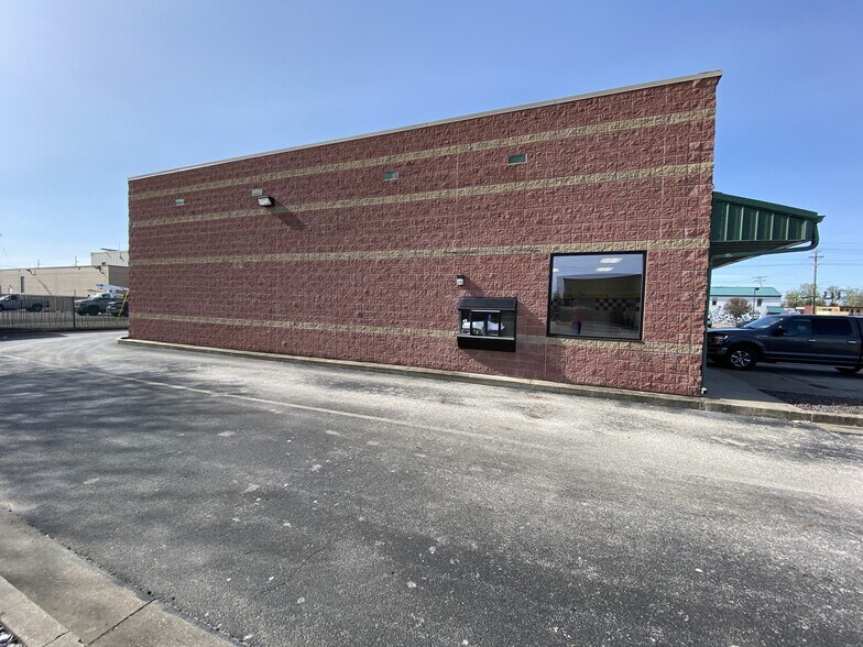 More Photos Of 500 N Green St, Henderson Freestanding For Lease