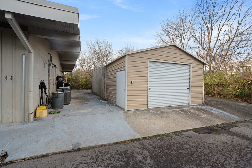 More Photos Of 2000 Columbia Ave, Franklin Freestanding For Lease