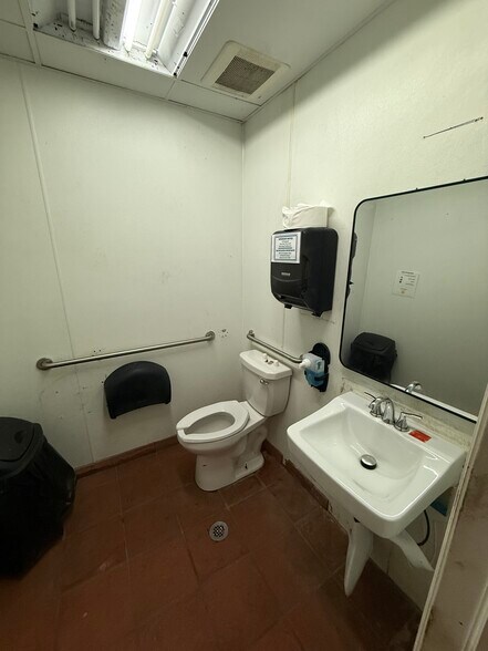 More Photos Of 1080-1090 N Federal Hwy, Hollywood Restaurant For Lease