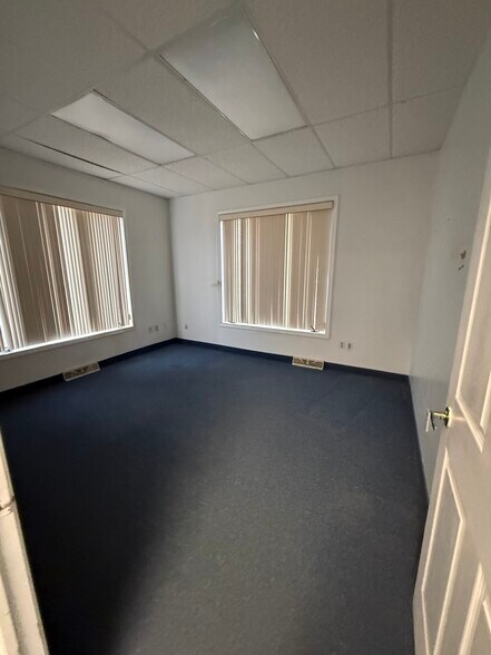 More Photos Of 1 Oxford Xing, New Hartford Medical For Lease