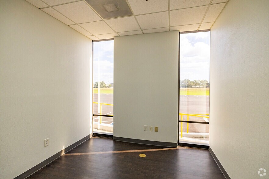 More Photos Of 6708 Harney Rd, Tampa Distribution For Lease