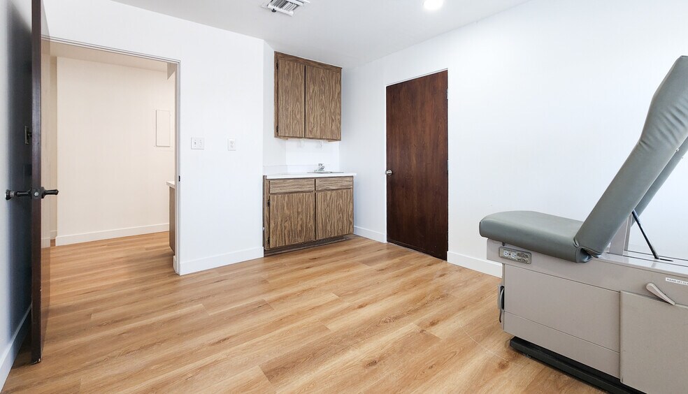 More Photos Of 18821 Delaware St, Huntington Beach Medical For Lease