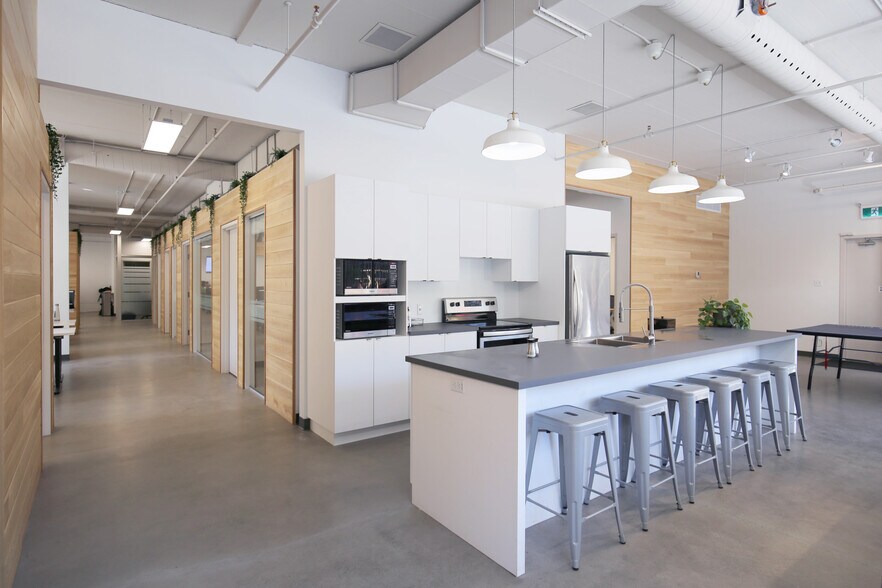 More Photos Of 875 Boul Charest O, Québec Office For Sale