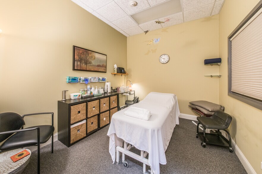 More Photos Of 828-828 Busse Hwy, Park Ridge Office For Sale