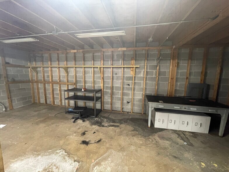 More Photos Of 9107 Industry Dr, Manassas Park Warehouse For Lease