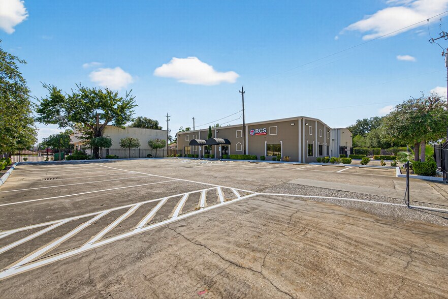More Photos Of 918 Oak Glen Dr, Houston Industrial For Lease