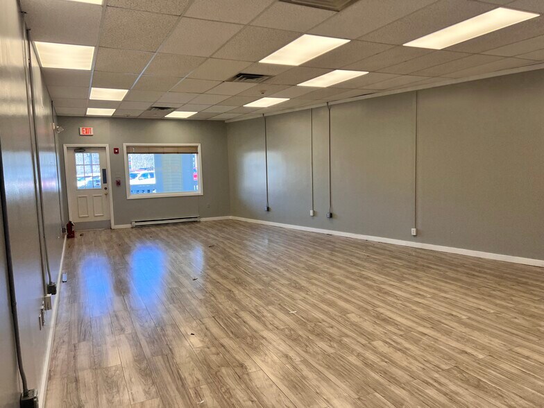 More Photos Of 160 Worcester Providence Tpke, Sutton Storefront Retail Office For Lease