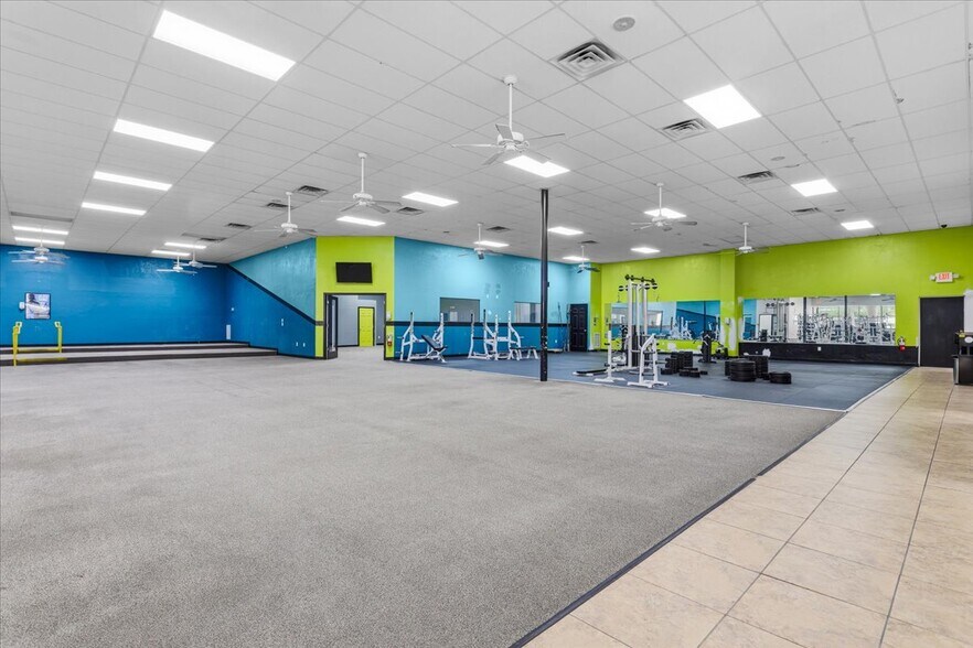 More Photos Of 15043 Main St, Alachua Showroom For Sale