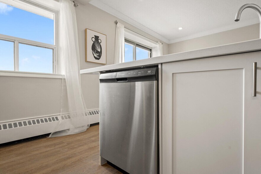 More Photos Of 143 Main St S, Brampton Apartments For Sale