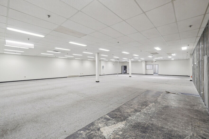 More Photos Of 1300 Rue De Louvain O, Montréal Light Manufacturing For Lease