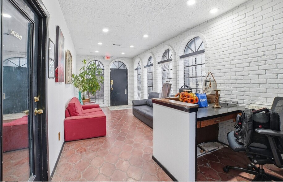 More Photos Of 2908 11th St, Dallas Office For Sale