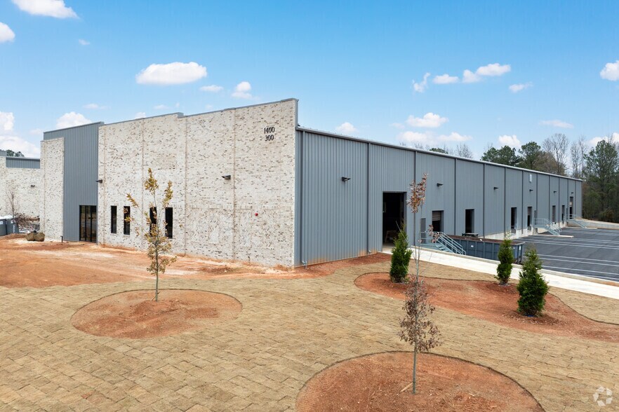 Primary Photo Of 1400 Senoia Rd, Tyrone Warehouse For Lease