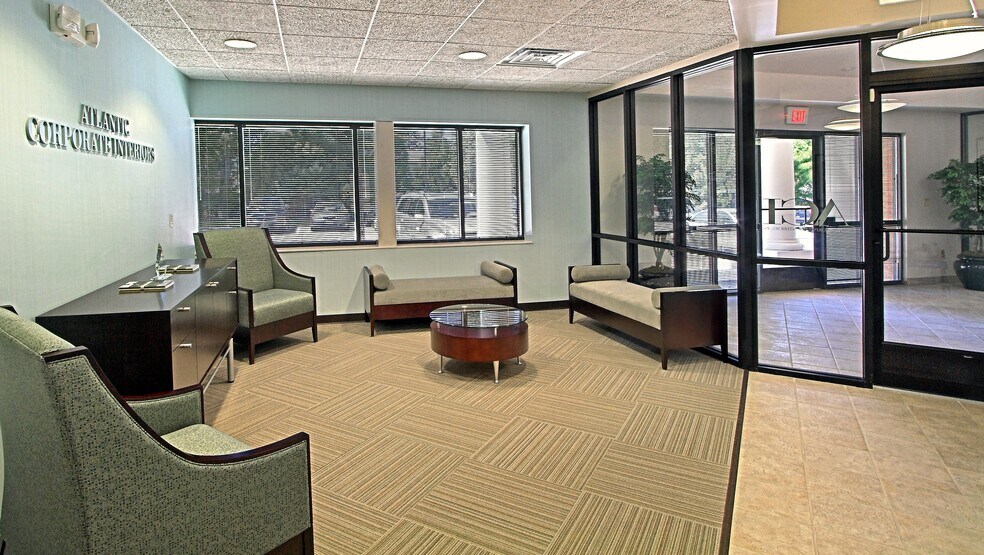 More Photos Of 2402 N Parham Rd, Richmond Office For Sale