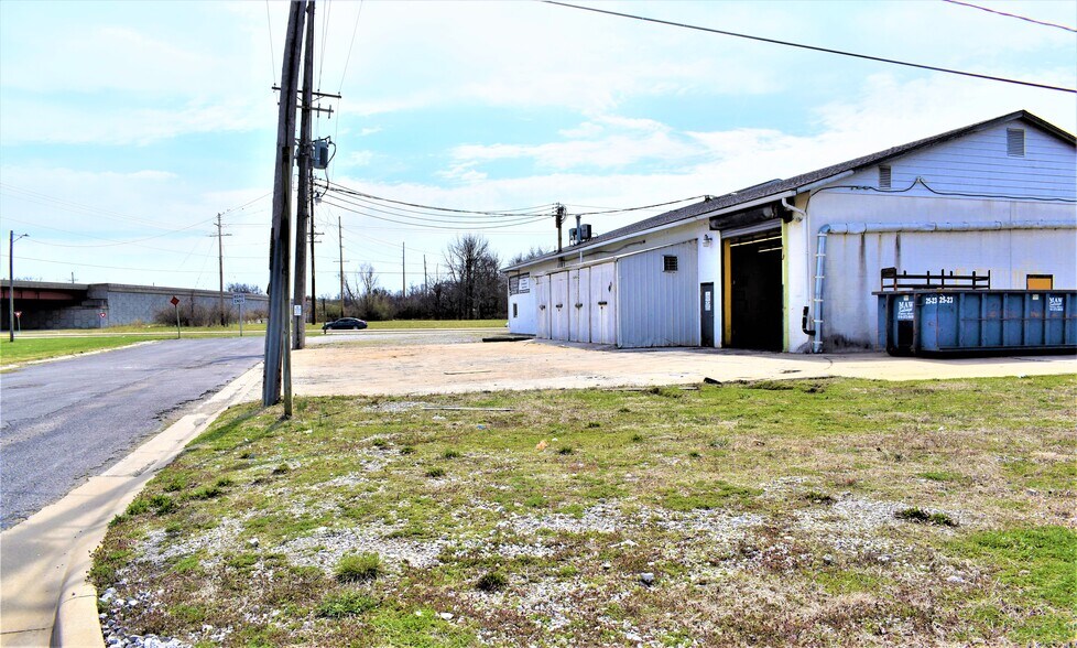 More Photos Of 41 E MacArthur Dr, Cottage Hills Showroom For Sale