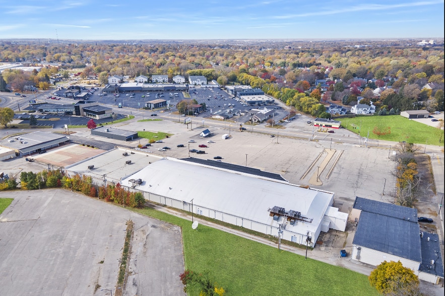 More Photos Of 1209 Towanda Ave, Bloomington General Retail For Sale