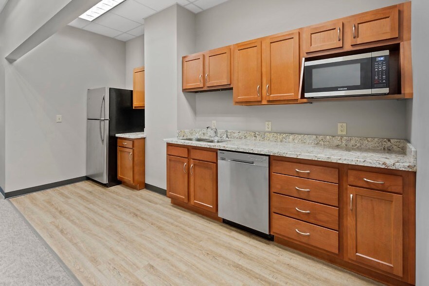 More Photos Of 814 W McNeese St, Lake Charles Office For Lease