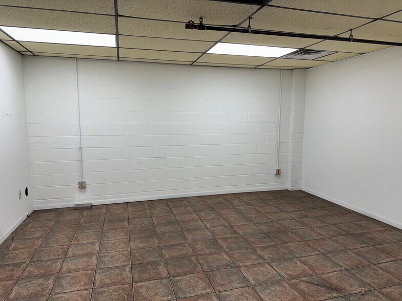 More Photos Of 1610 Leininger Ave, Elkhart Distribution For Lease